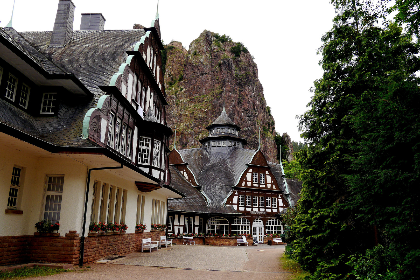 Kurhaus in Bad Münster am Stein an der Nahe mit Felsen Rheingrafenstein