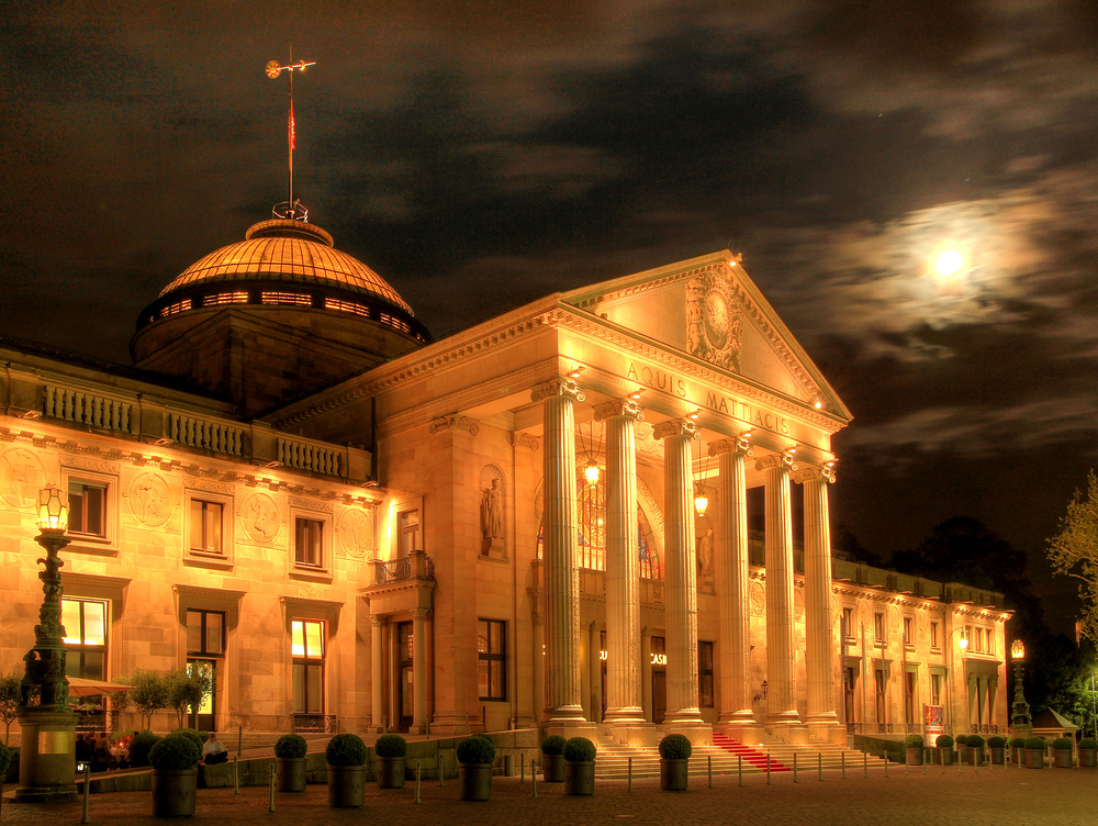 Kurhaus in Wiesbaden bei Mondschein