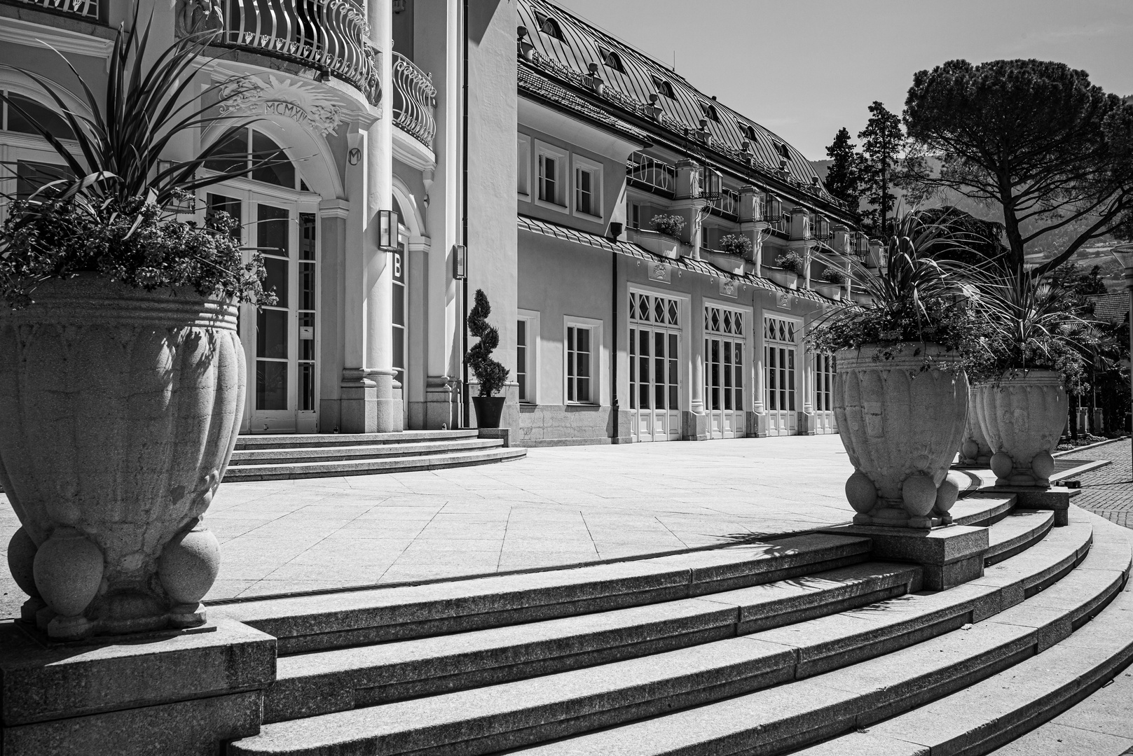 Kurhaus Meran im grellen Mittagslicht