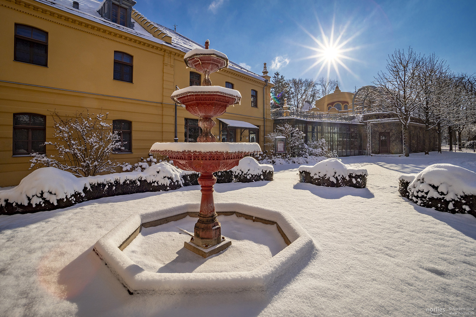 Kurhausbrunnen im Sonnenlicht