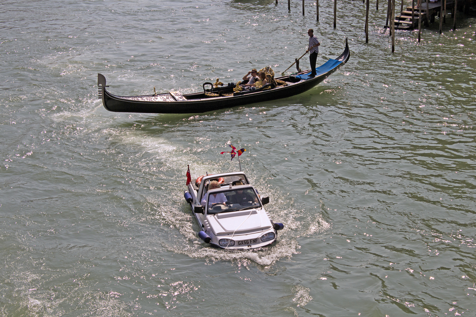 Kuriose Begegnung auf dem Canal Grande, Venedig