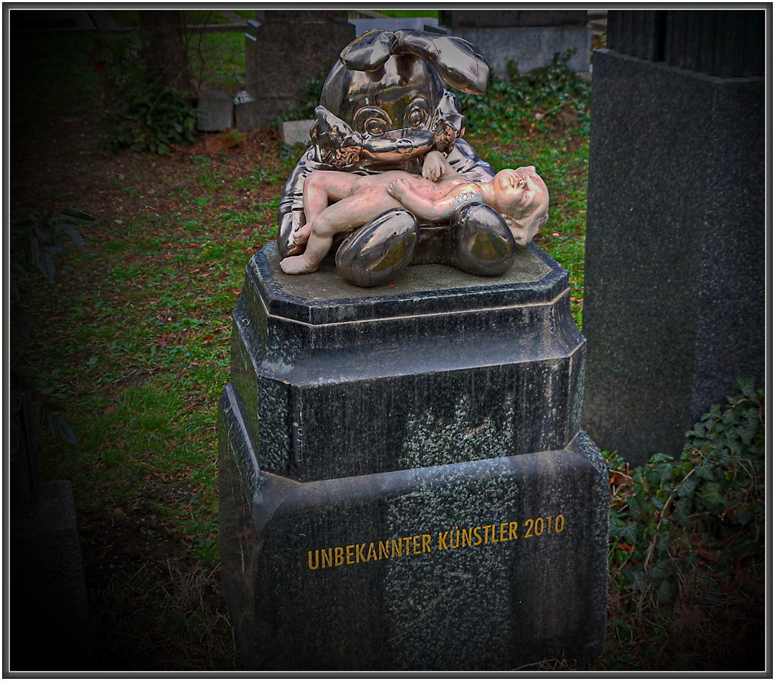 Kurioser Grabstein 10 Foto Bild Kunstfotografie Kultur Gemalde Skulpturen Skulpturen Im Freien Bilder Auf Fotocommunity