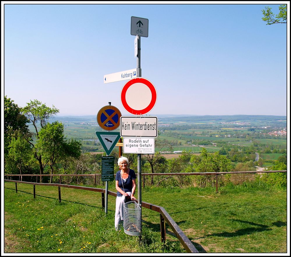 Kurioser sagenhafter Schilderwald zum schmunzeln …..