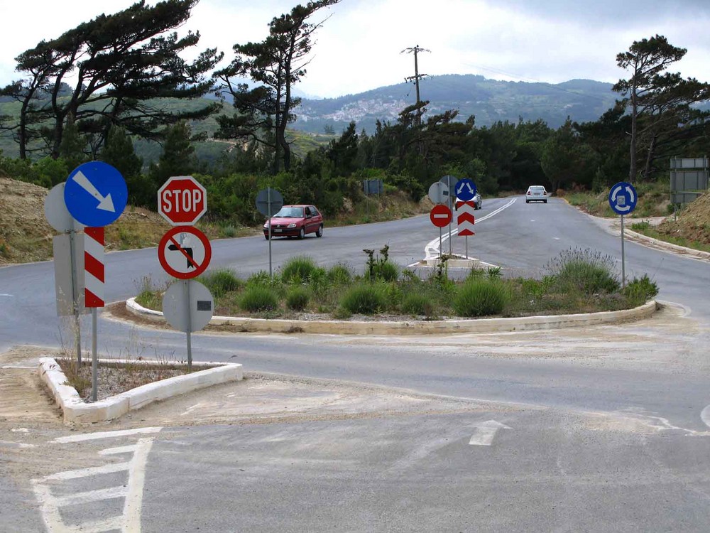 Kurioses SAMOS GR. Moderner Kreisverkehr.??Schilderwald