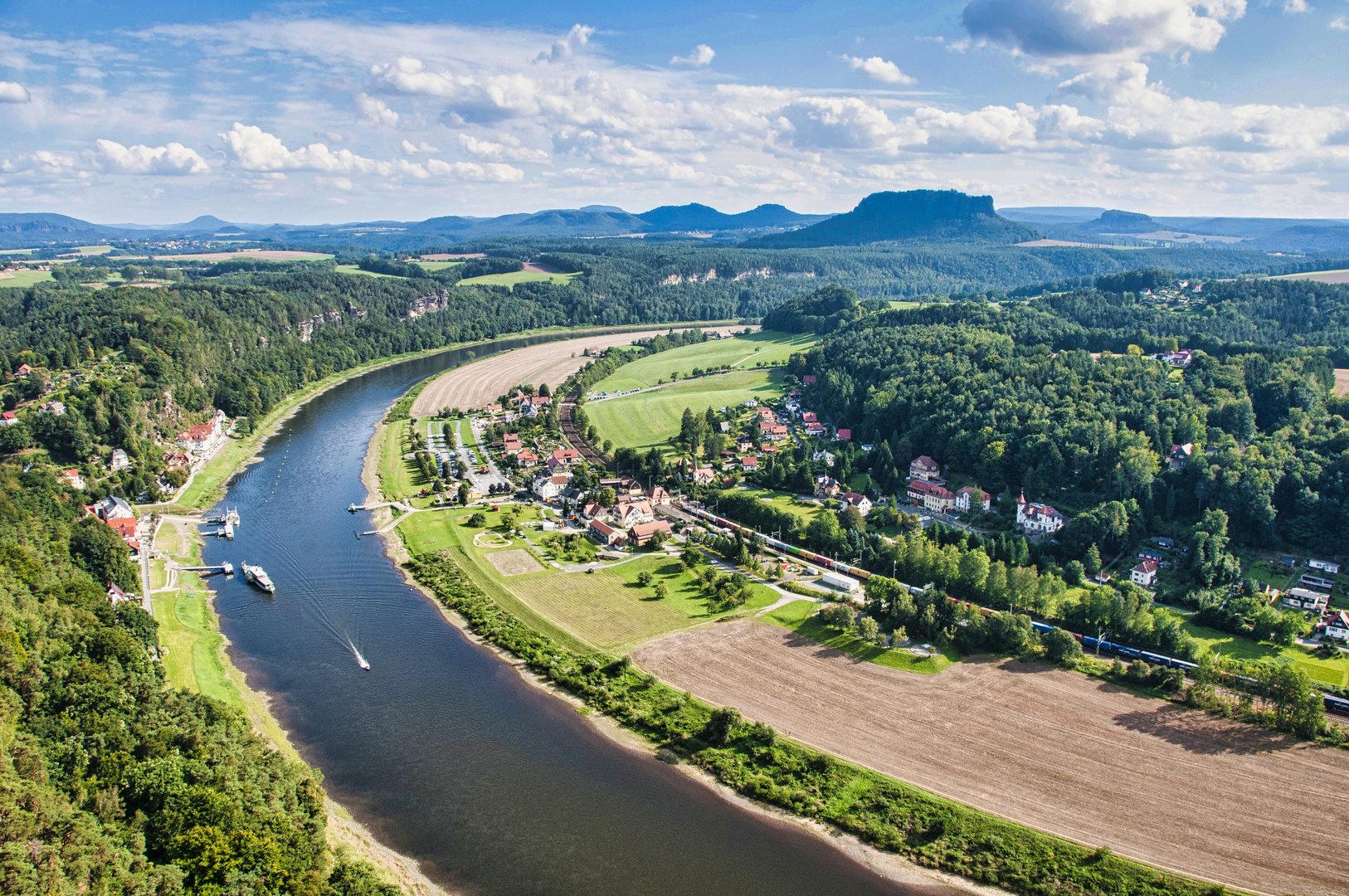 Kurort Rathen von der Bastei aus gesehen