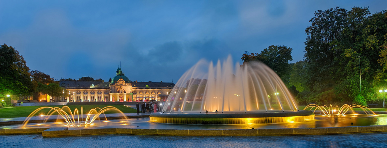 Kurpark Bad Oeynhausen mit Kaiserpalais und Brunnen beleuchtet