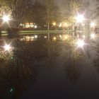 Kurpark in der Morgendämmerung mit Spiegelung im Teich