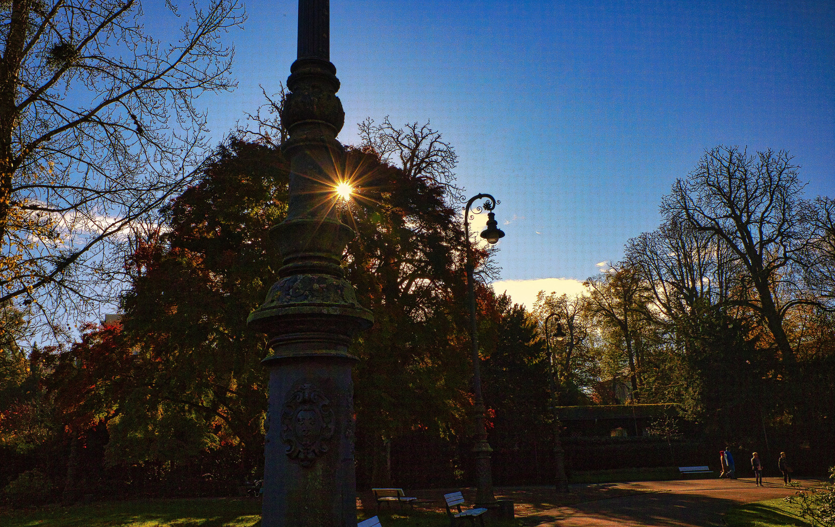 Kurpark Wiesbaden Strassenlaternen Sonnenstern