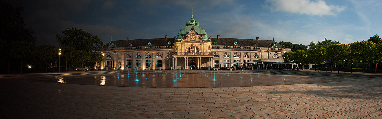 Kurschloss Bad Oeynhausen bei Nacht und Tag