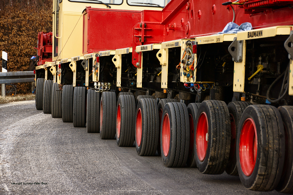 Kurvenfahrt eines Schwertransporters