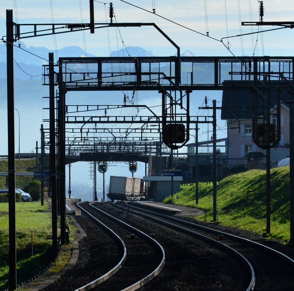 Kurvenfahrt in die Berge