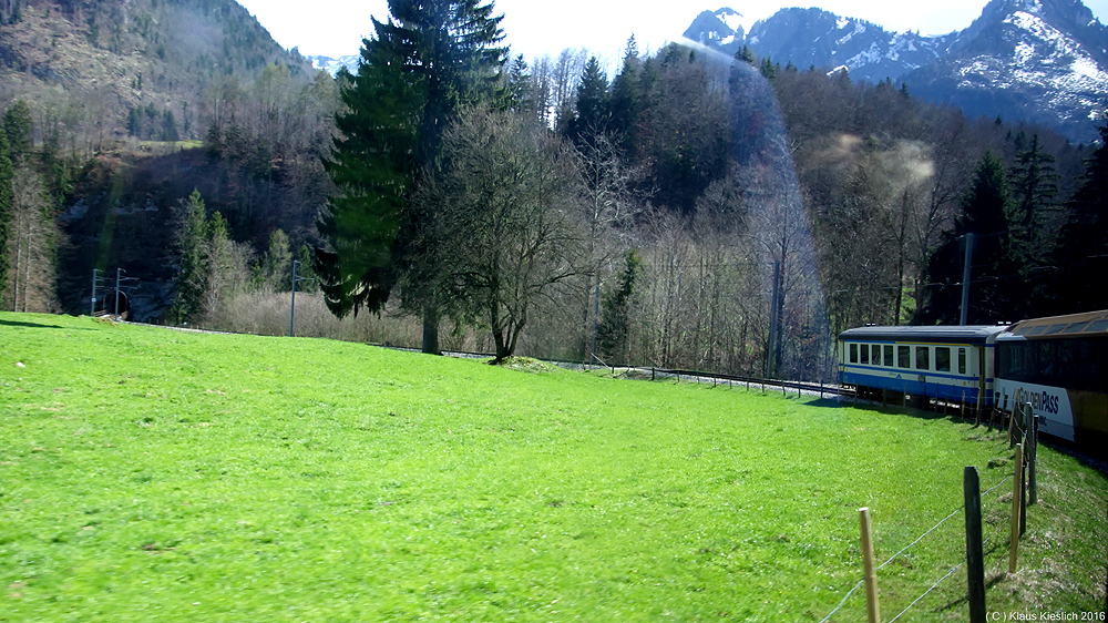 Kurvenfahrt in Richtung Montreux