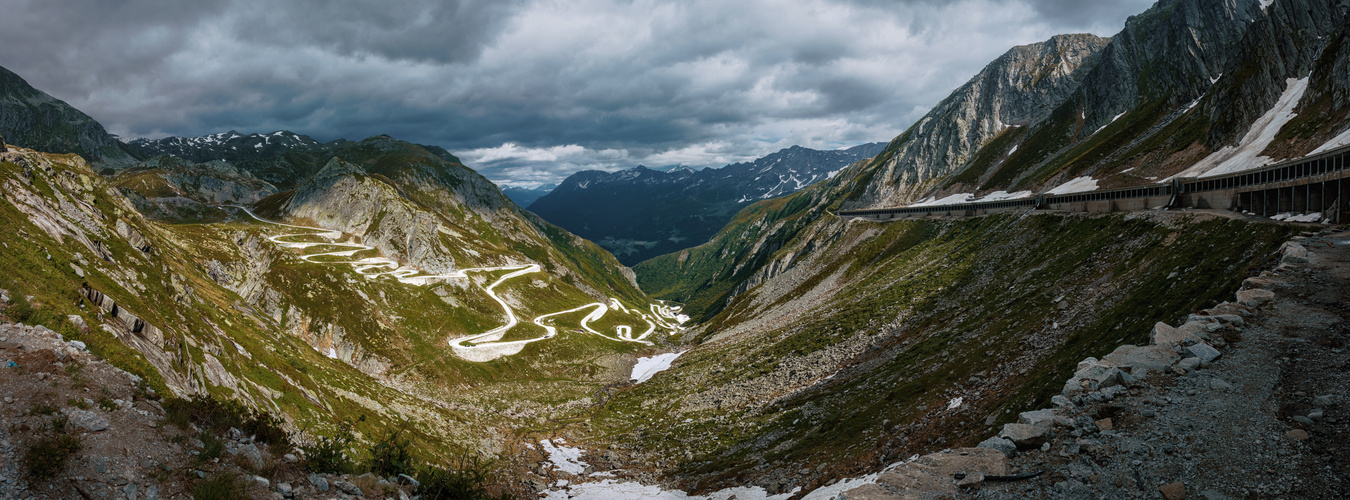 Kurvige Strasse am Gotthardpass