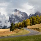 kurviges Sträßchen auf der Seiser Alm