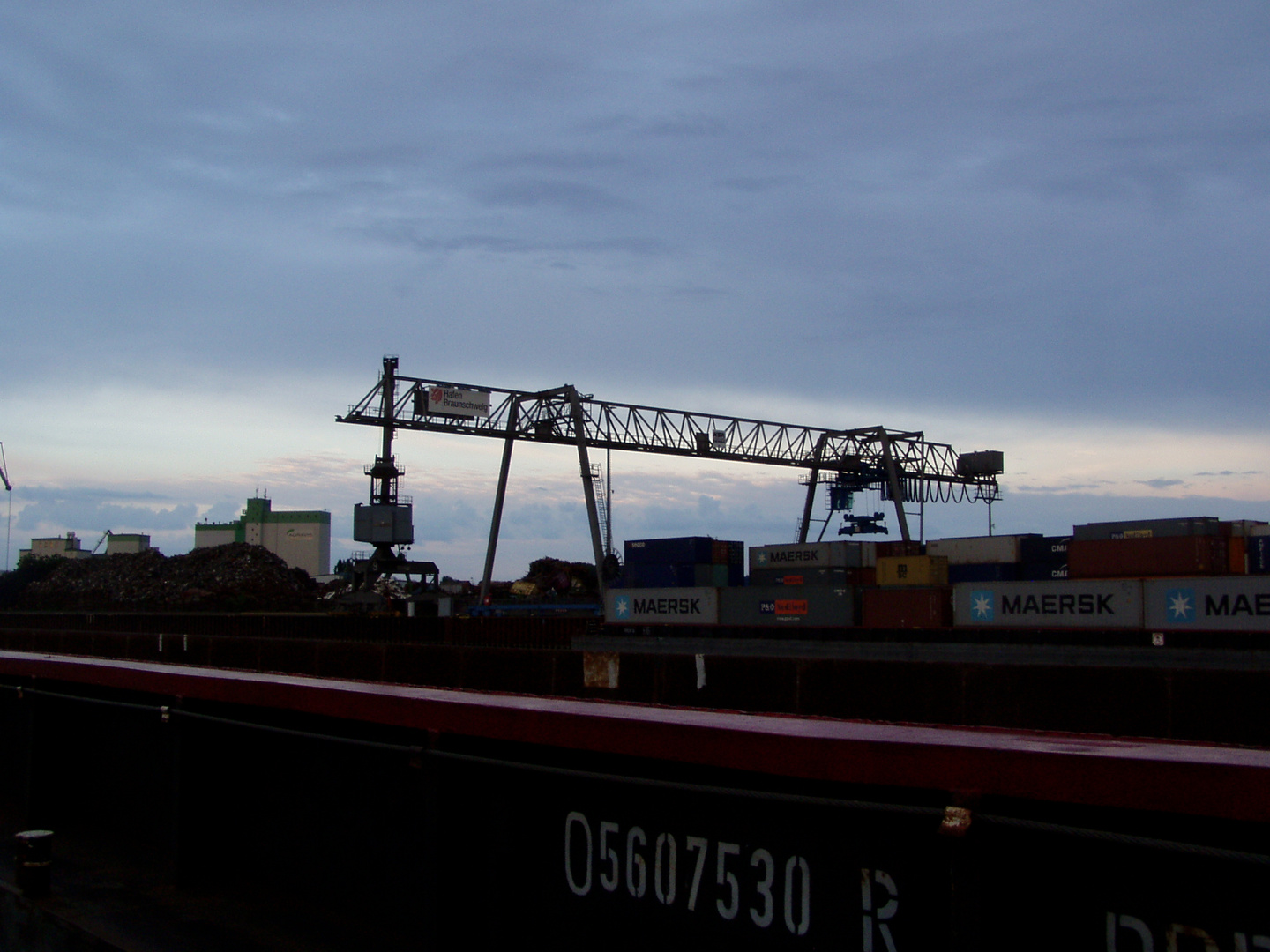 kurz nach dem Sonnenuntergang, aufgenommen im braunschweiger Hafen, Nähe der Containerverladung