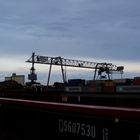 kurz nach dem Sonnenuntergang, aufgenommen im braunschweiger Hafen, Nähe der Containerverladung