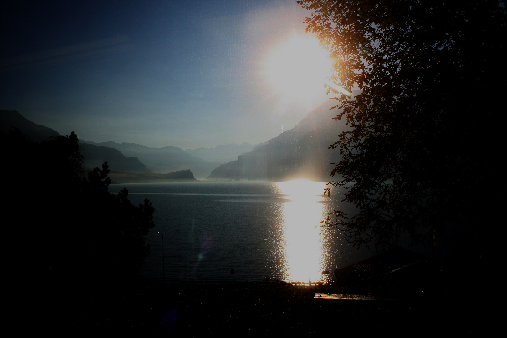 Kurz nach Sonnenaufgang am Brienzersee