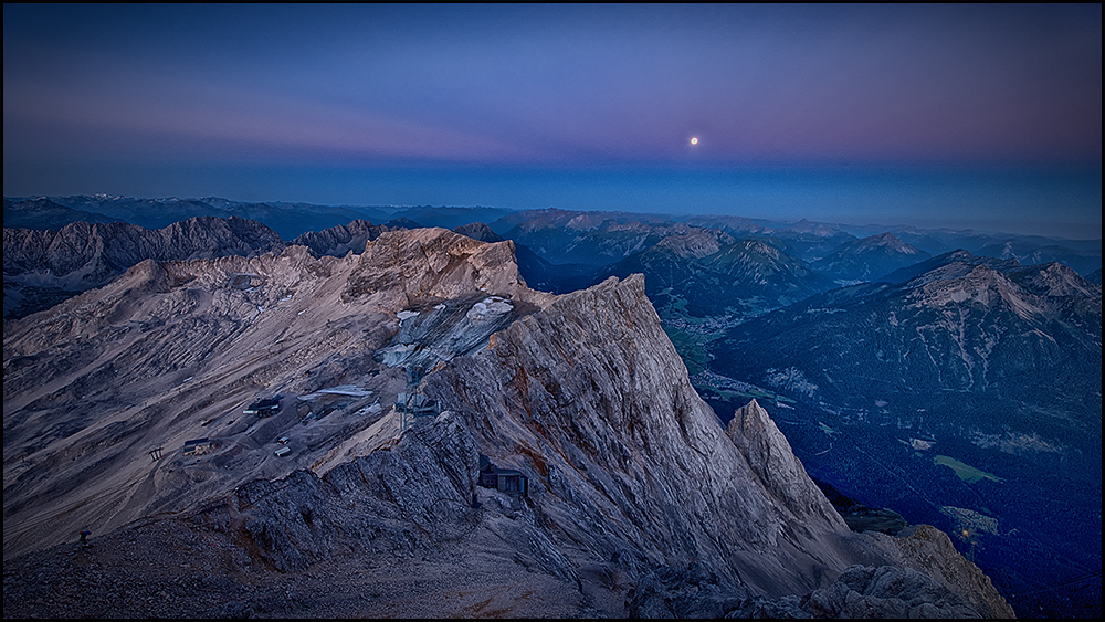 Kurz nach Sonnenaufgang auf der Zugspitze