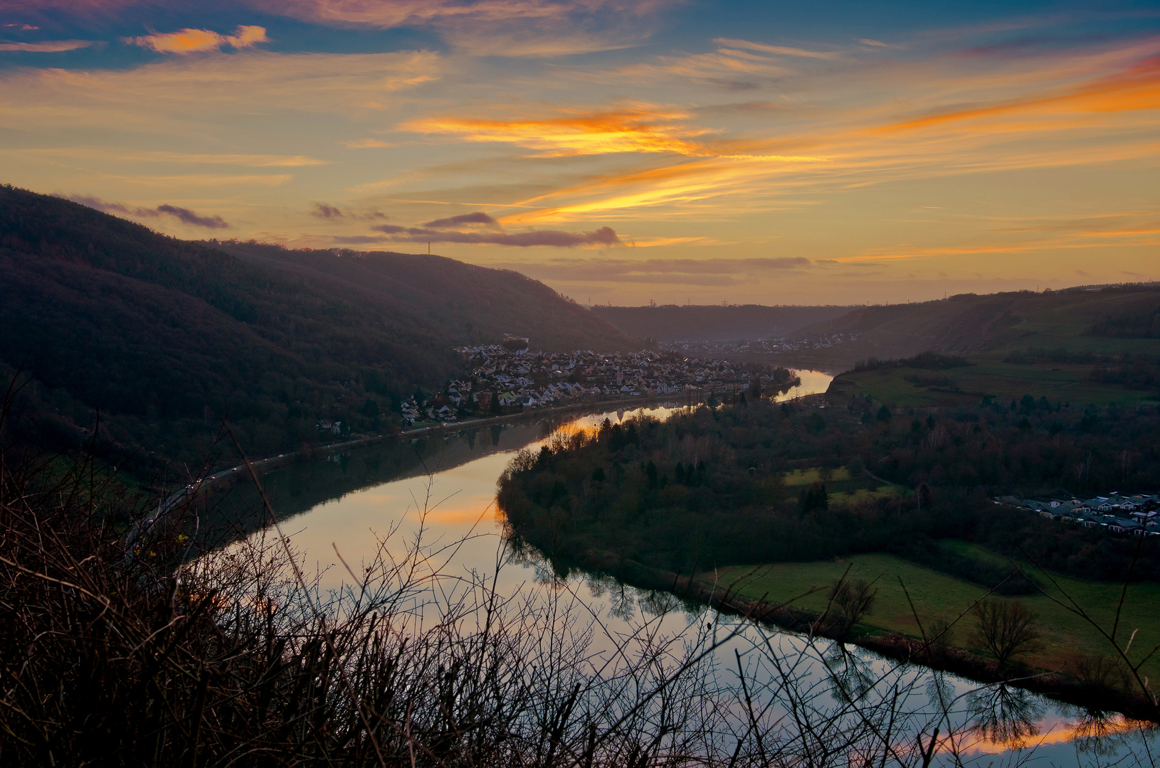 Kurz nach Sonnenuntergang der Blick auf Lay, einen Vorort von Koblenz