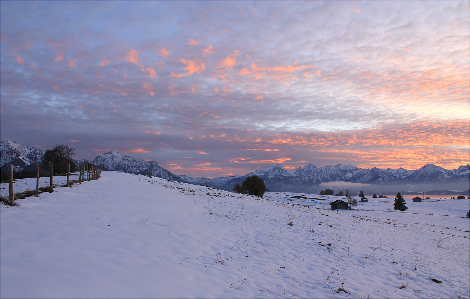 Kurz nach Sonnenuntergang im Ostallgäu.