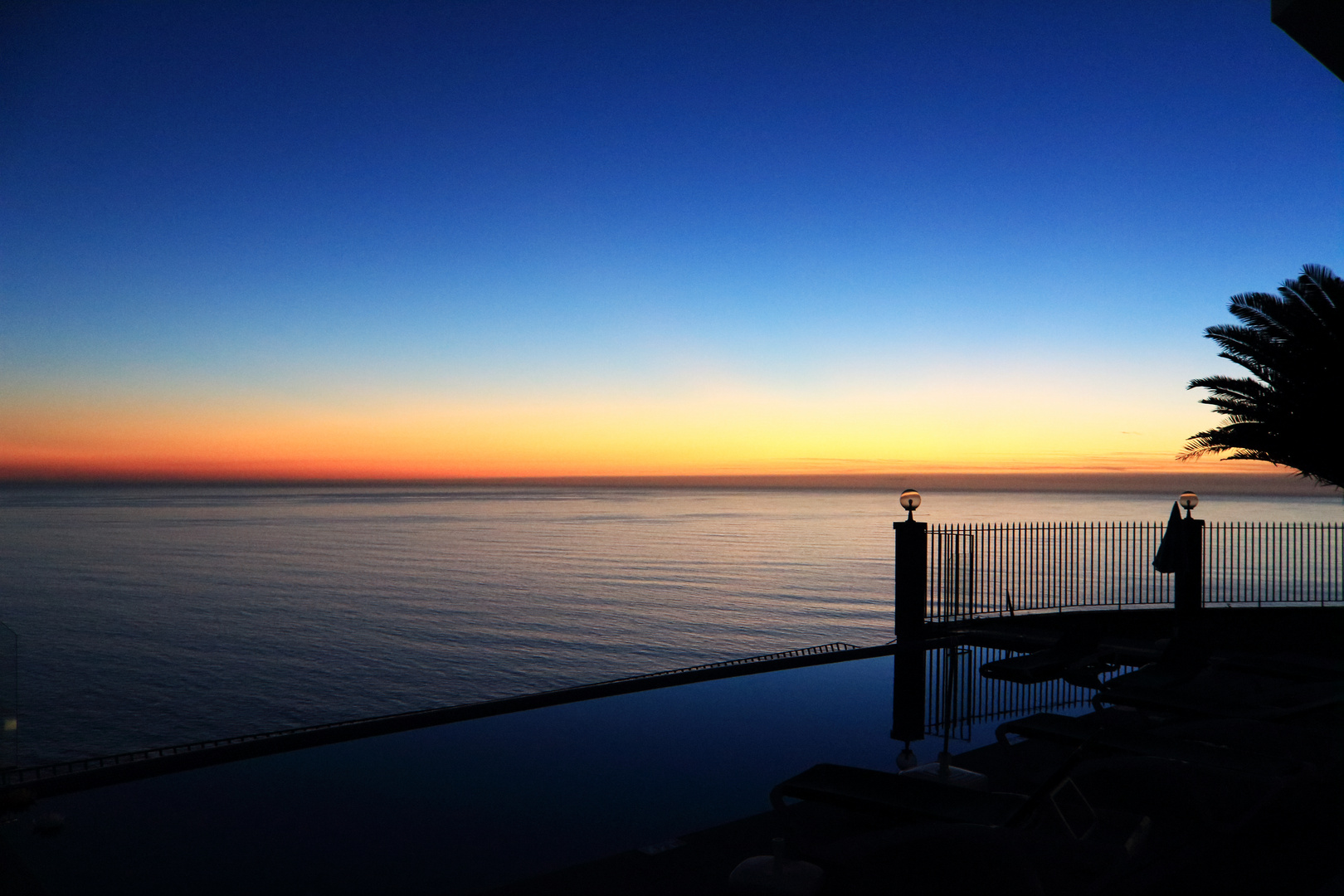 Kurz nach Sonnenuntergang in der Ocean Cliff Villa