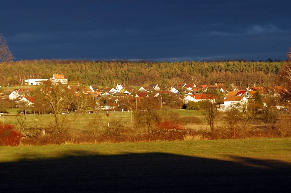 Kurz vor dem Regen-Im Hintergrund Markelfingen am Bodensee