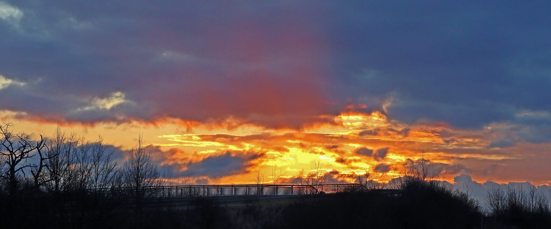 Kurz vor dem Sonnenaufgang am 25.02. 2022  bei einer Brücke über die Autobahn..