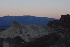 Kurz vor dem Sonnenaufgang am Zabriskie Point im Death Valley