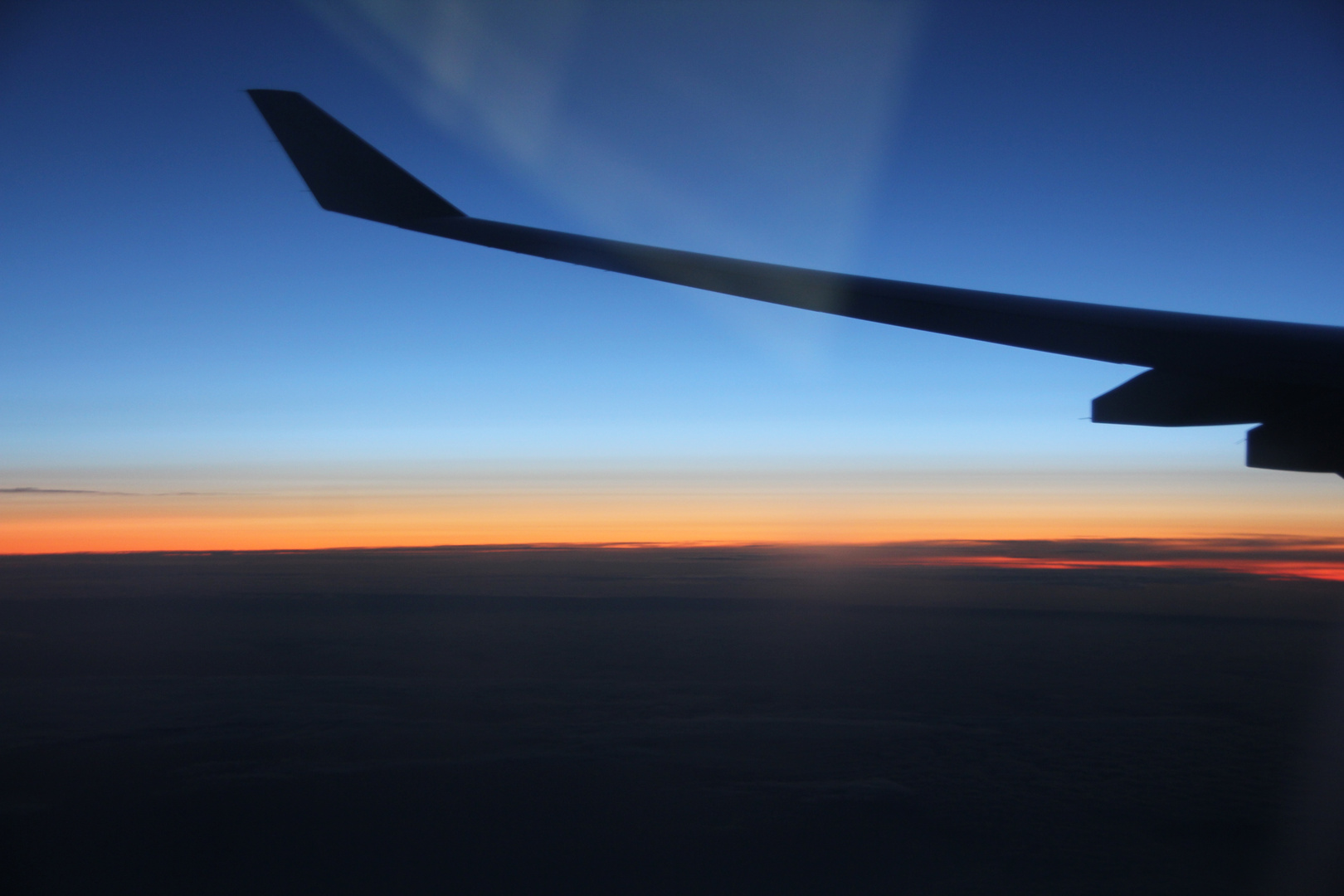 Kurz vor dem Sonnenaufgang über den Wolken