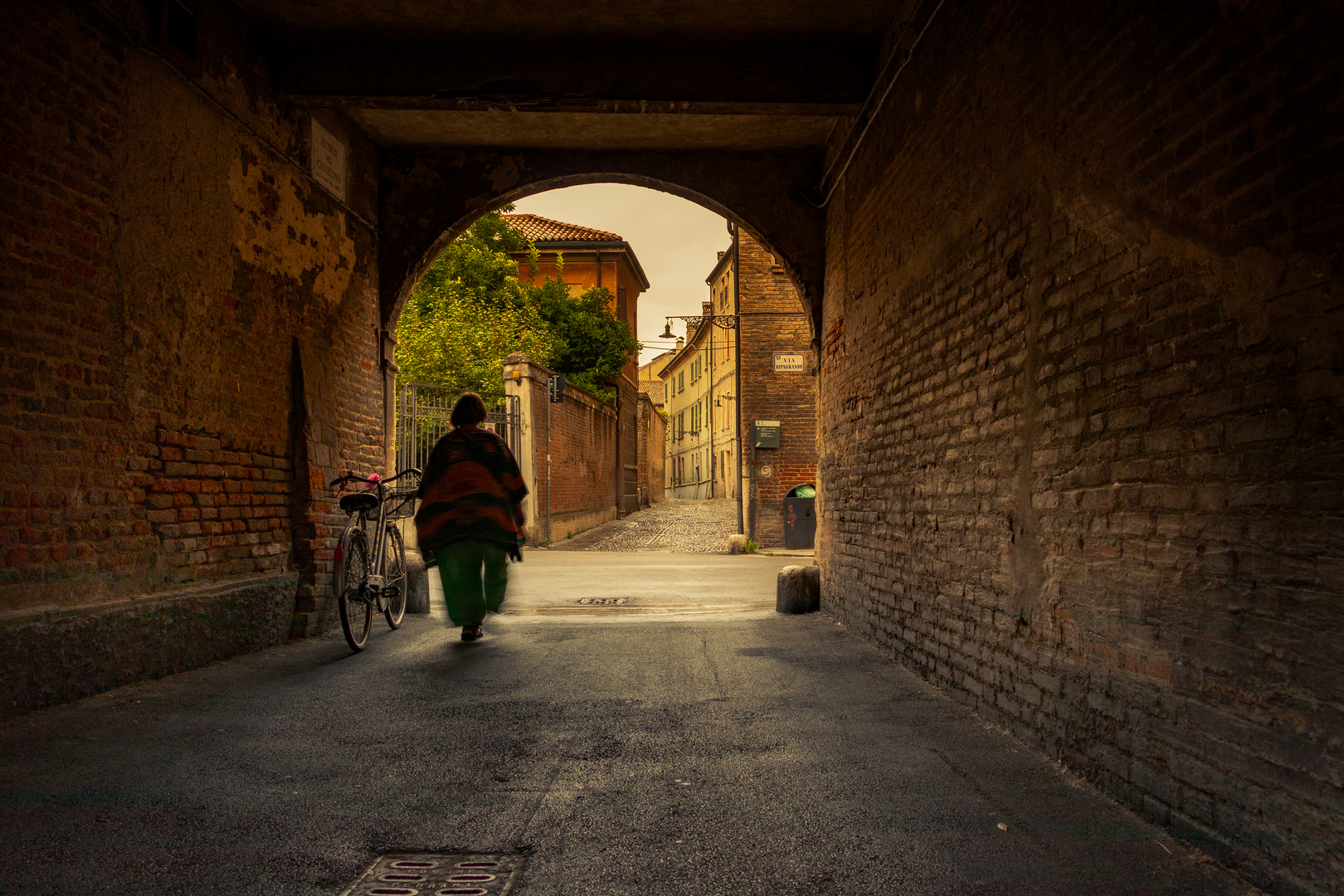 Kurz vor dem Unwetter-eine Gasse in Ferrara