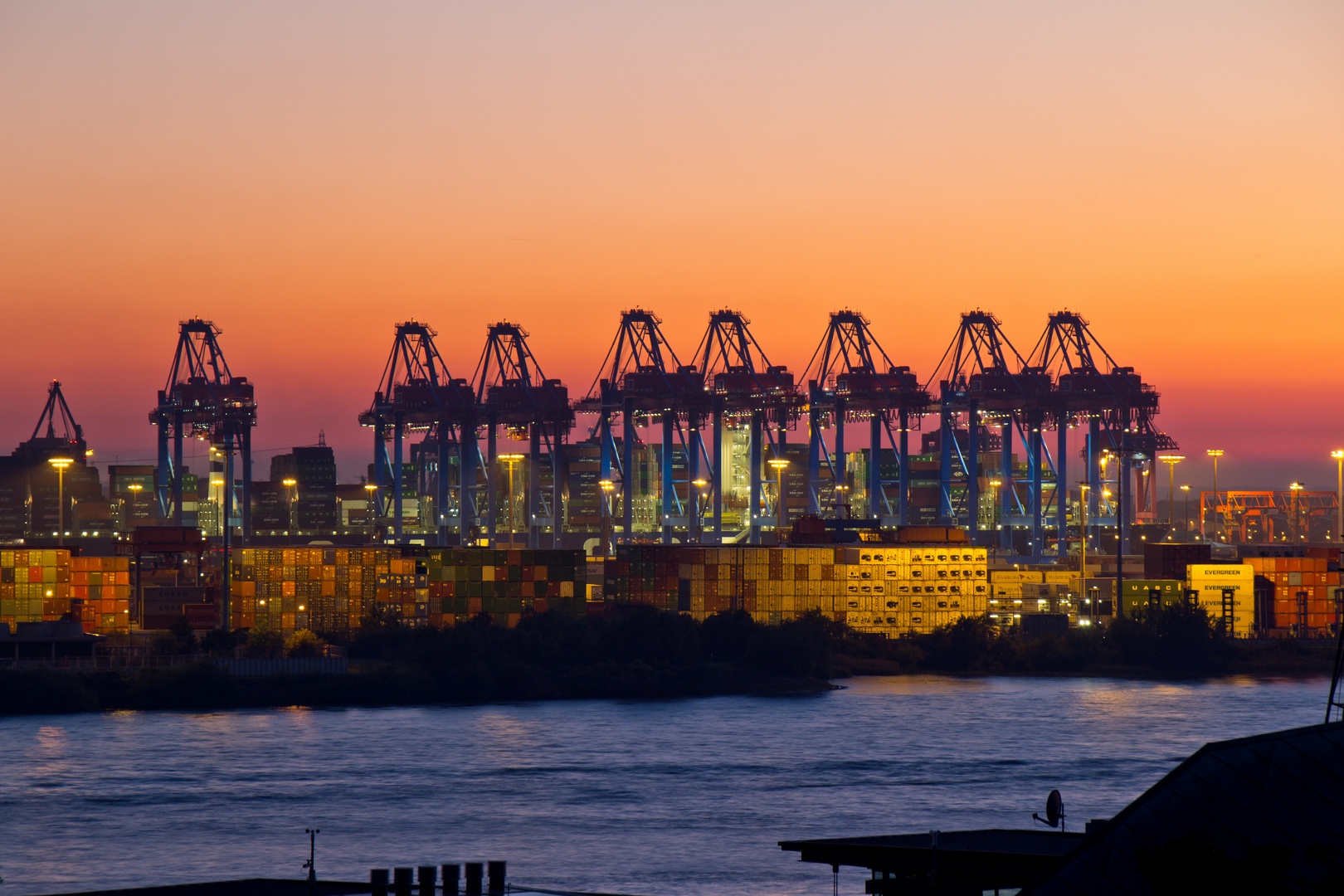 Kurz vor der Nachtschicht im Hafen