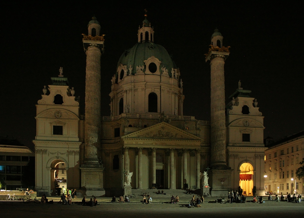 Kurz vor Mitternacht vor der Karlskirche