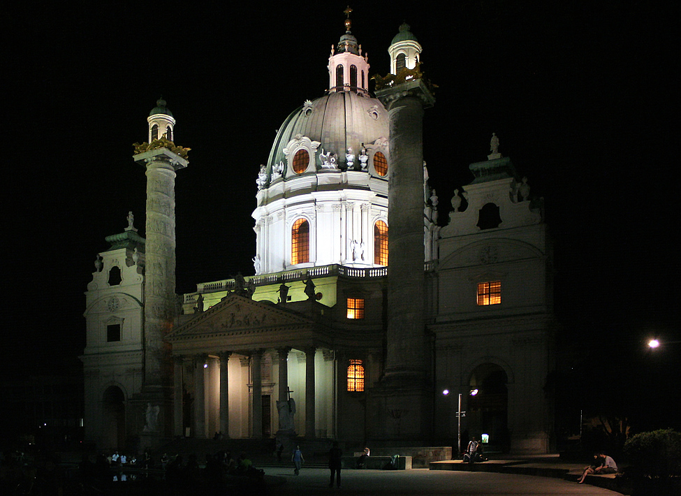 Kurz vor Mitternacht vor der Karlskirche