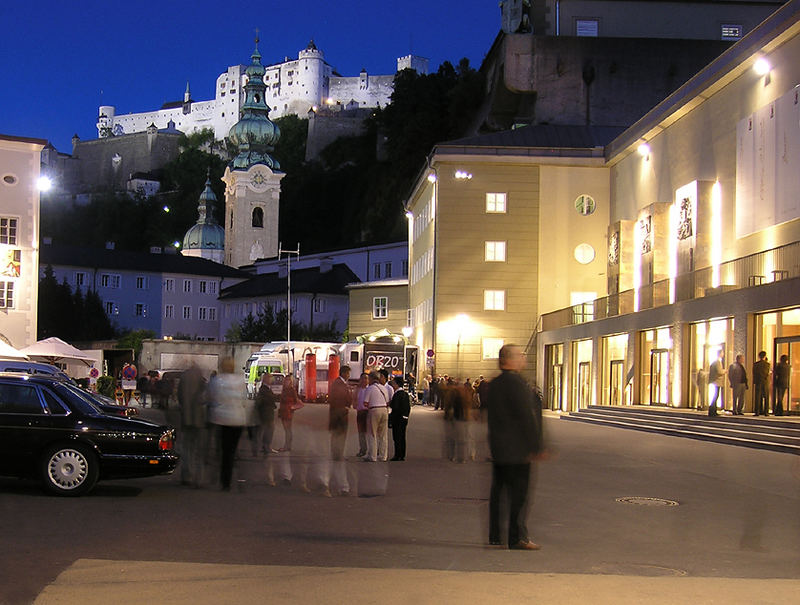 kurz vor pausenende vor dem großen festspielhaus/ haus für mozart