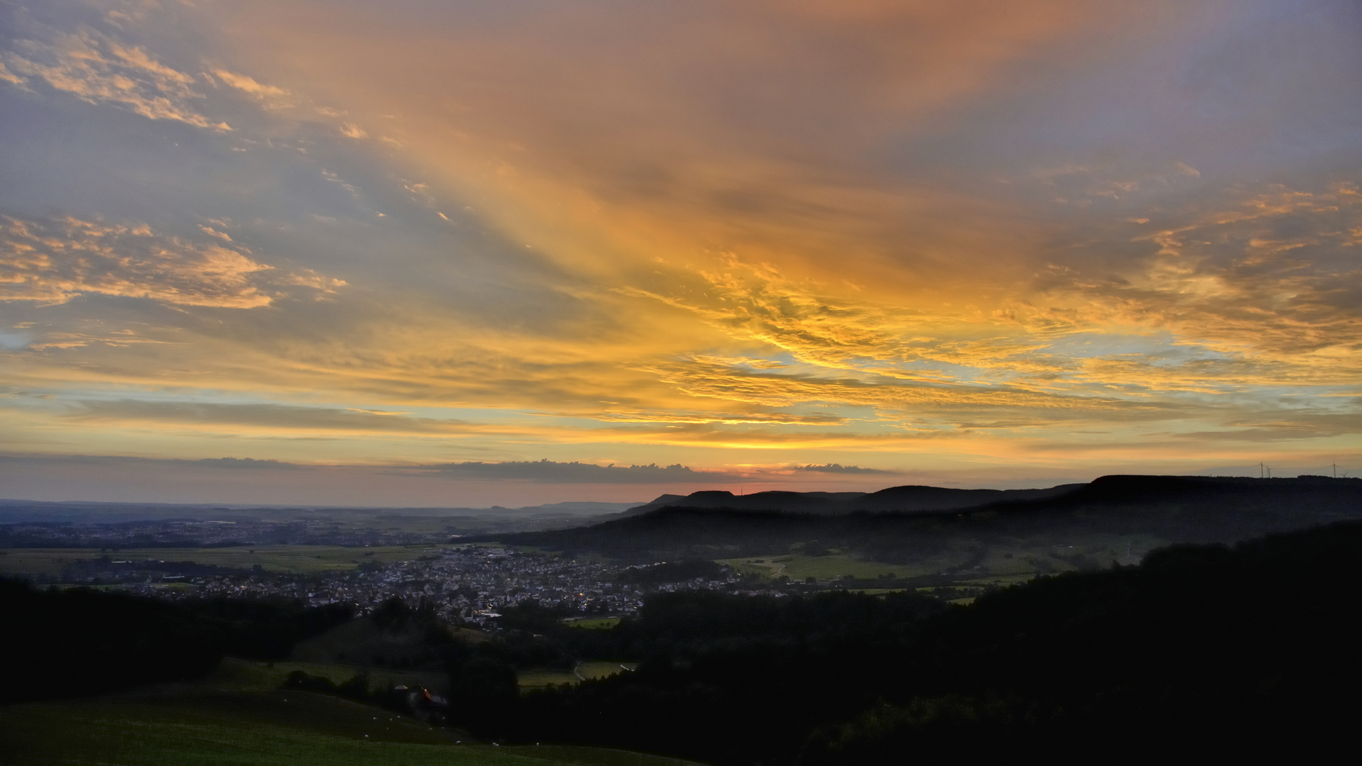 Kurz vor Sonnen Aufgang am Rande der Schwäbischen Alb