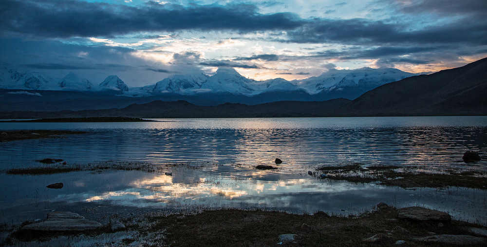 Kurz vor Sonnenaufgang am Karakulsee