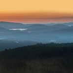 Kurz vor Sonnenaufgang auf dem Gipfel des Lusen