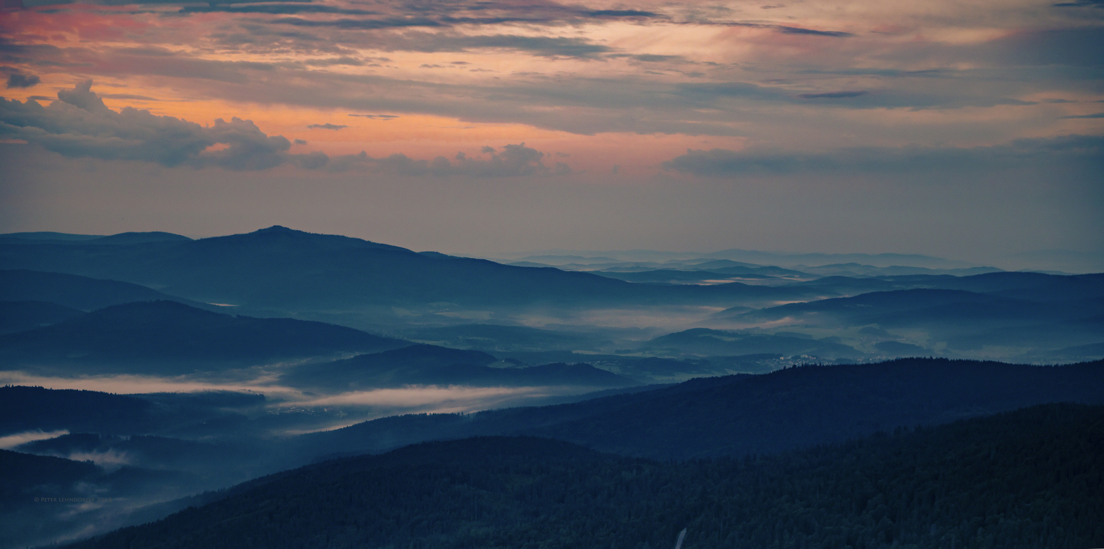 Kurz vor Sonnenaufgang auf dem Großen Arber im Bayerischen Wald