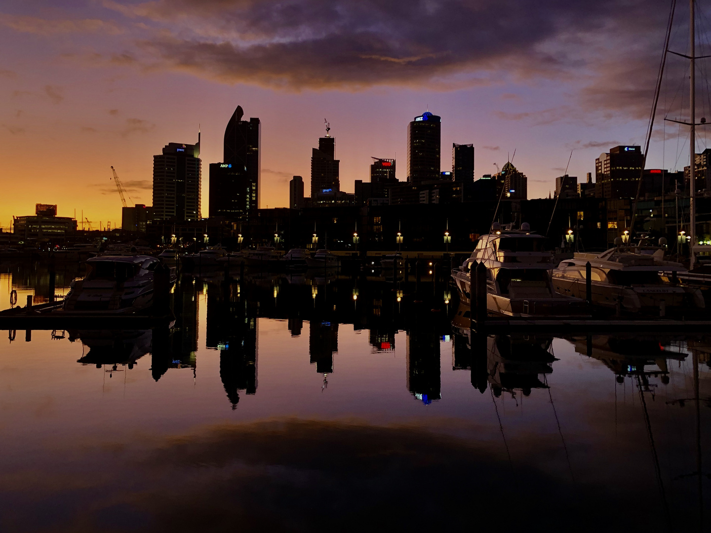 Kurz vor Sonnenaufgang in Auckland