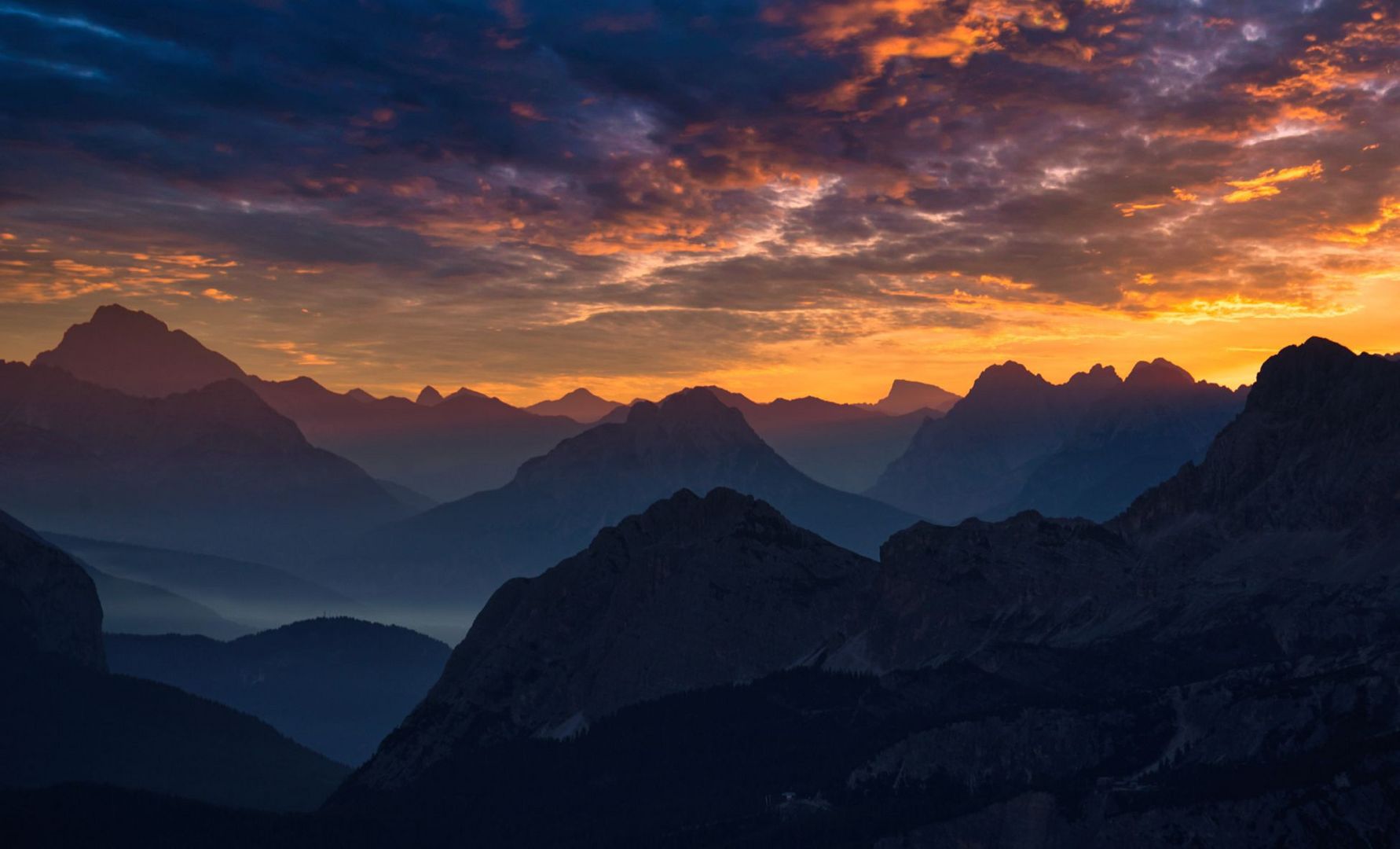 kurz vor Sonnenaufgang über den Dolomiten