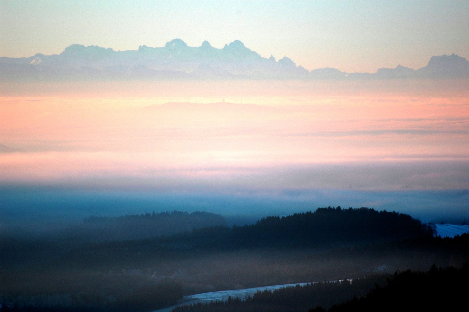 Kurz vor Sonnenaufgang, über Hochnebeldecke mit Blickrichtung Dachsteingebirge