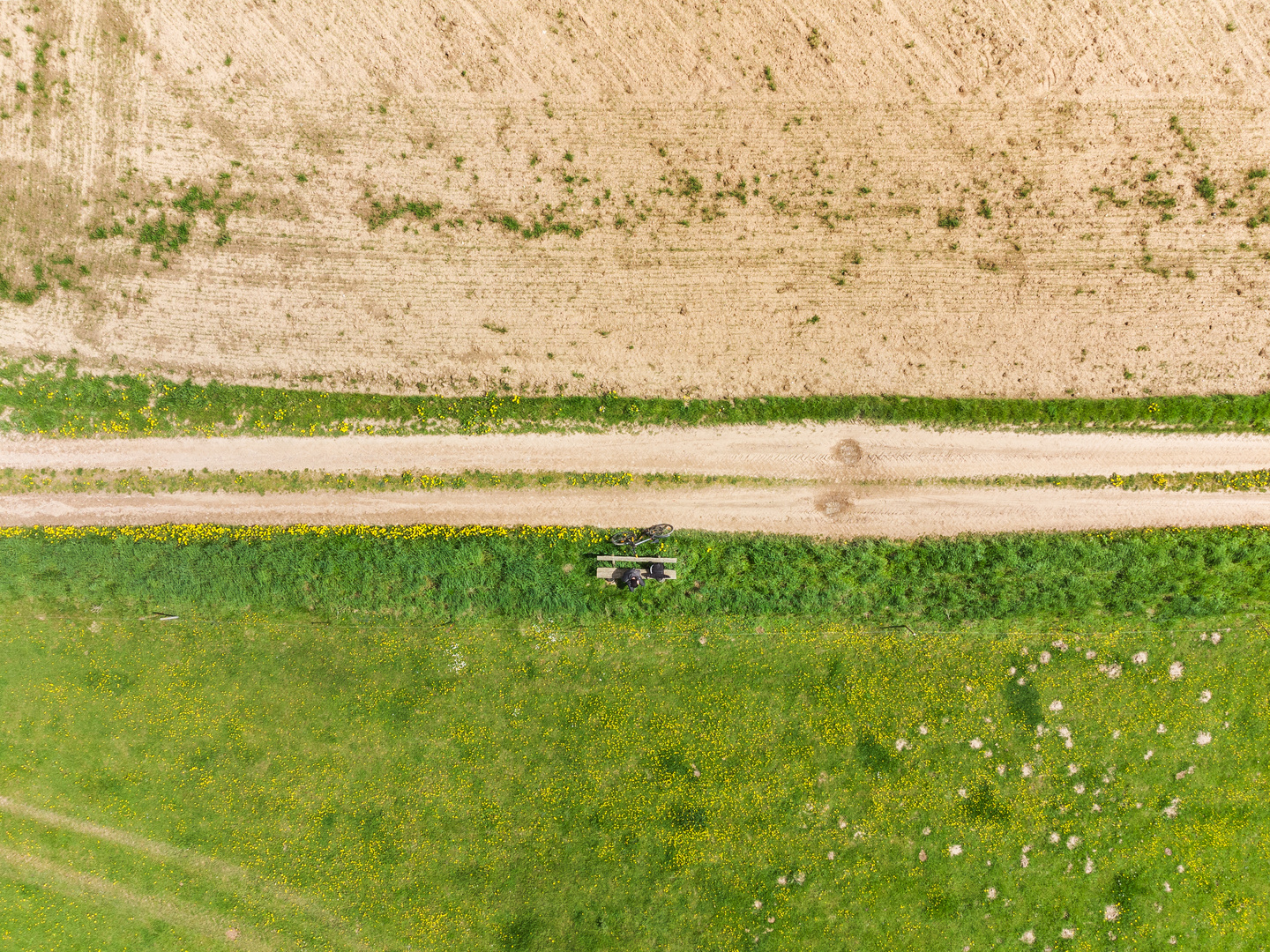 Kurze Pause am Feldweg