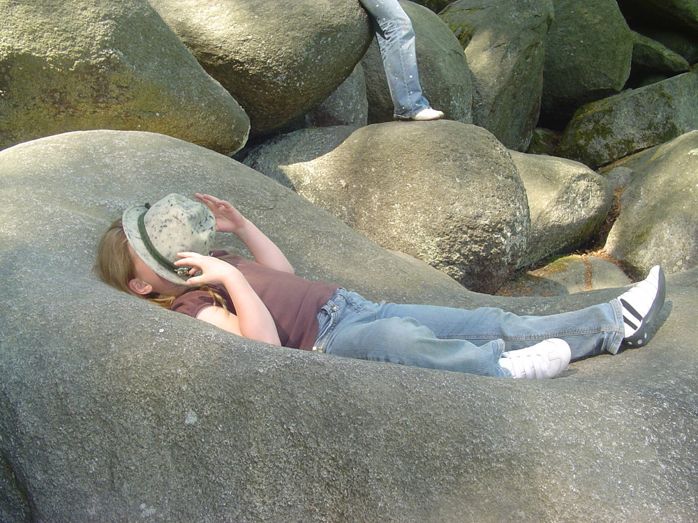 Kurze Pause in einem Meer aus Felsen