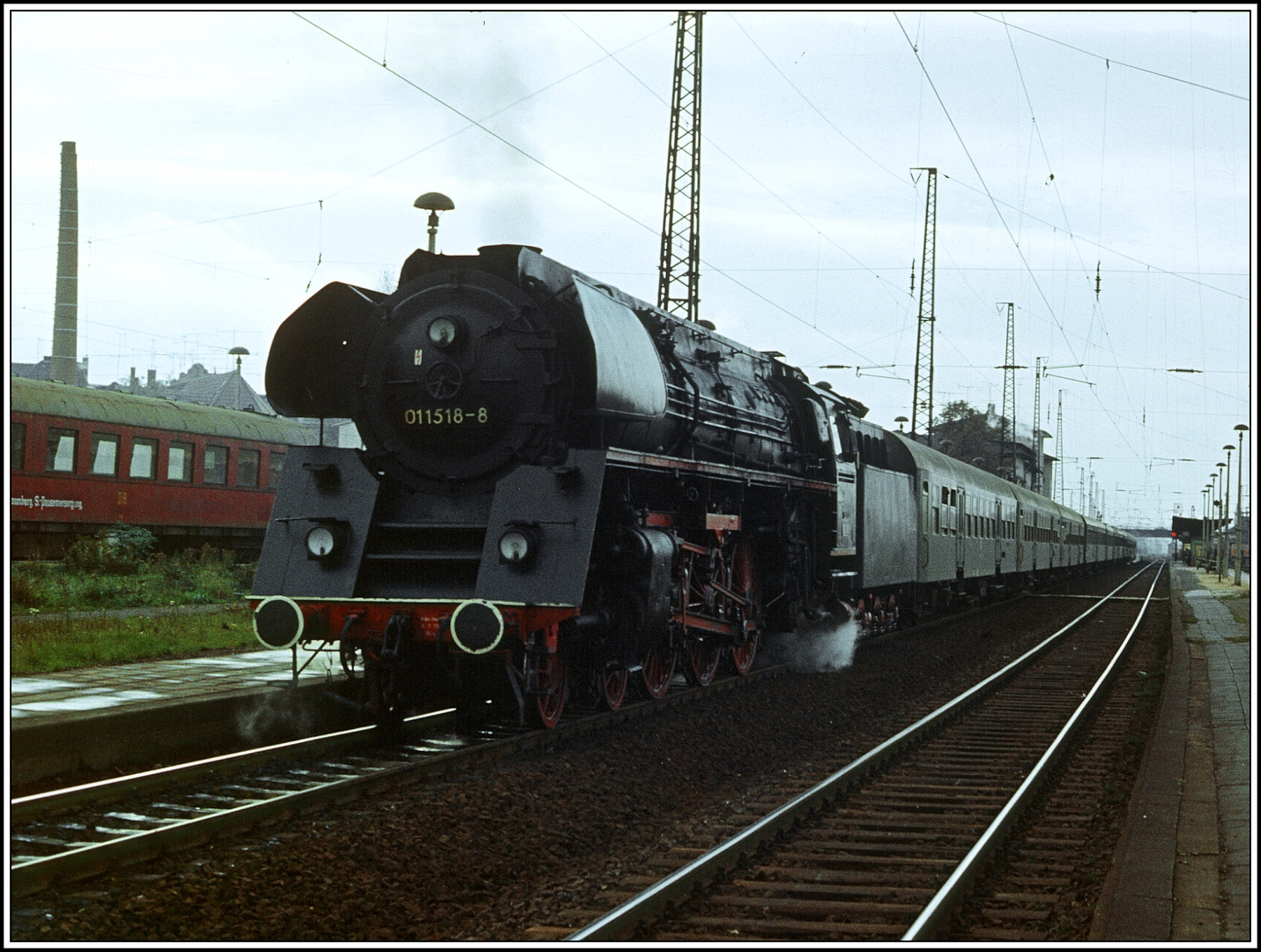 Kurzer Lokführerfotohalt mit D 504 in Bhf. Naumburg