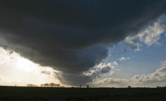 Kurzes Gewitter verhindert keinen Spaziergang mit Kinderwagen