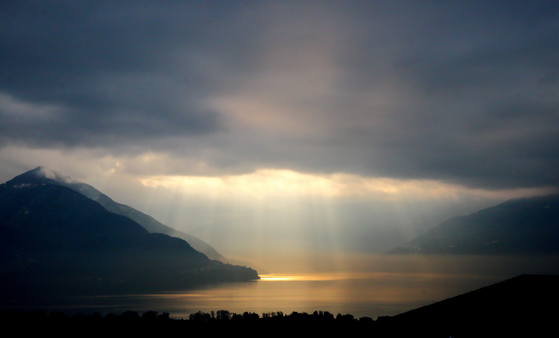 Kurzes Lichtspiel über dem See