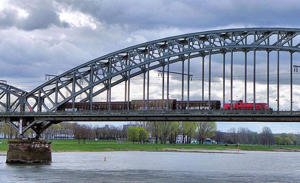 Kurzgüterzug auf der Kölner Südbrücke