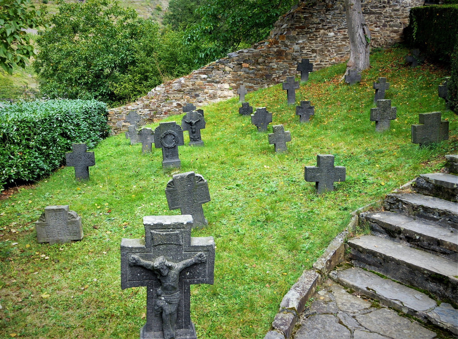 Kurzurlaub 2021 an der Mosel - Alken, alter Friedhof mit Treppe