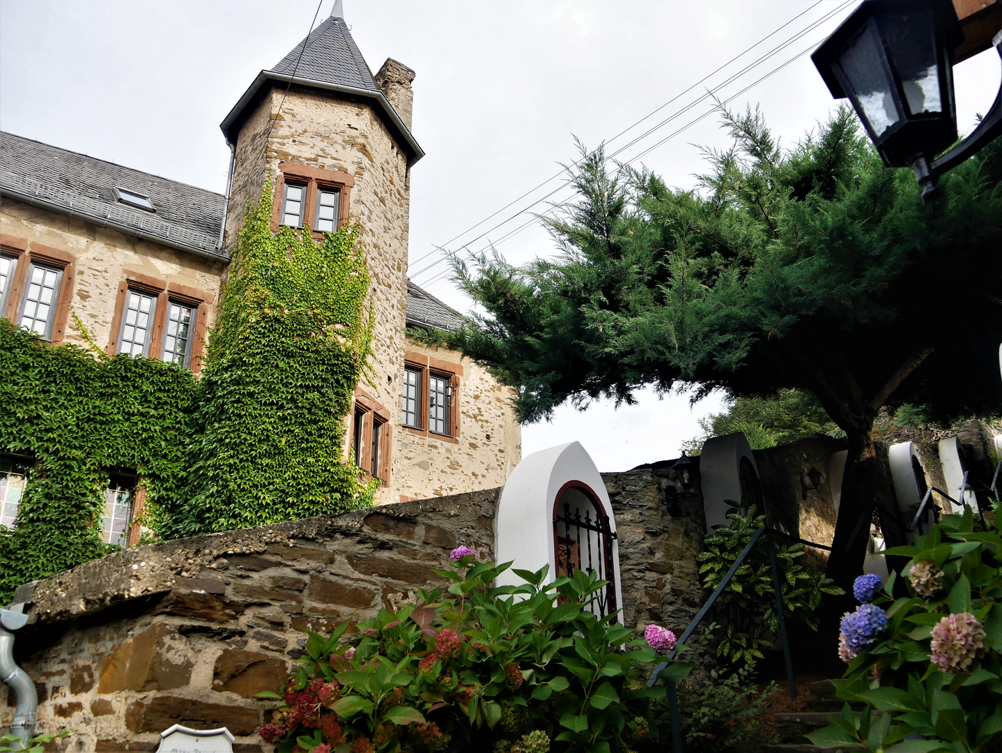 Kurzurlaub 2021 an der Mosel - Alken mit Schloss und Aufgang zur Kapelle St. Michael