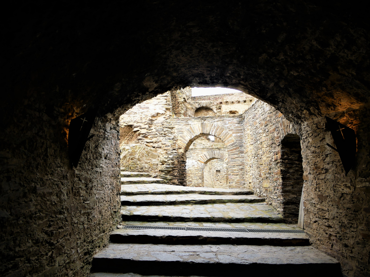 Kurzurlaub 2021 an der Mosel - Durchblicke in der Ehrenburg zu Brodenbach